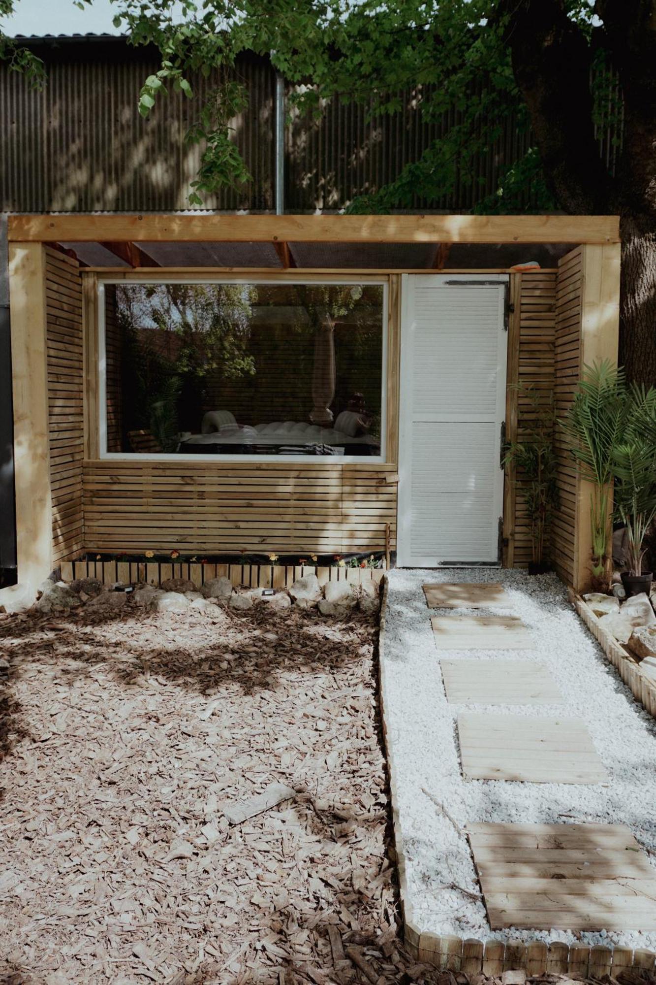 Le Chalet Tipi Avec Jacuzzi Et Jardin Troyes Exterior photo